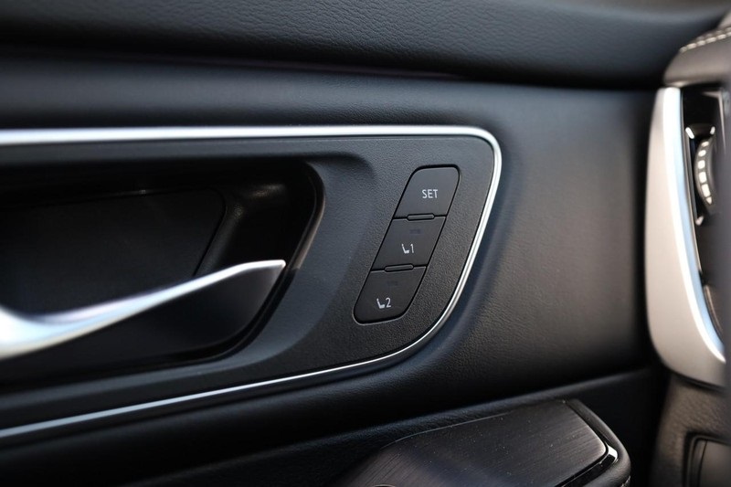 Vehicle image 25 of 34