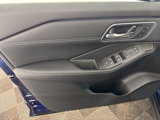 Vehicle image 18 of 28