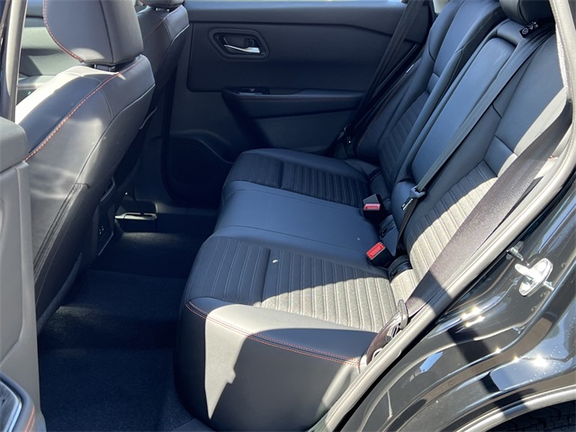 Vehicle image 21 of 28