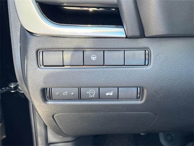 Vehicle image 12 of 28