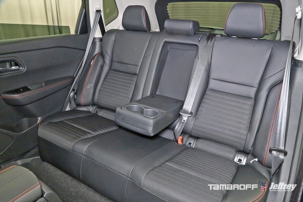 Vehicle image 15 of 18