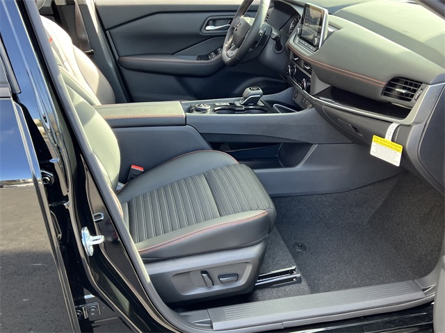 Vehicle image 24 of 28