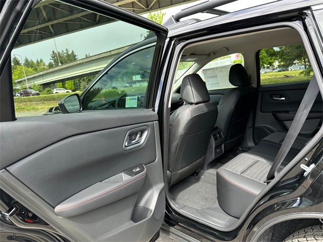 Vehicle image 14 of 21