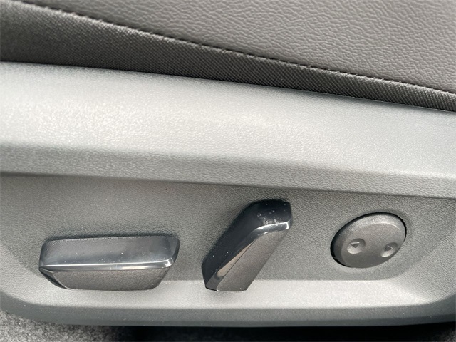 Vehicle image 19 of 31