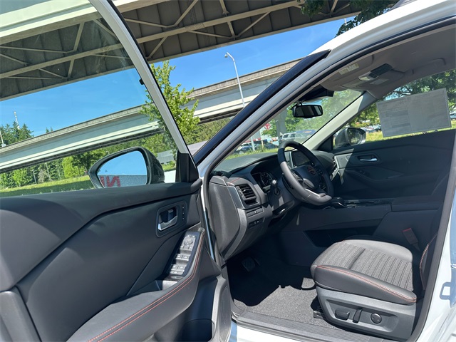 Vehicle image 15 of 22