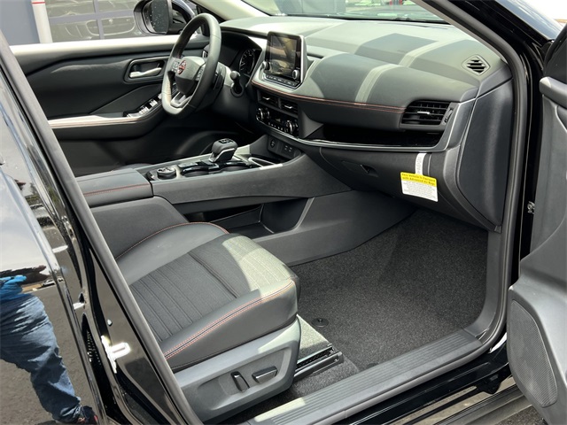 Vehicle image 25 of 28