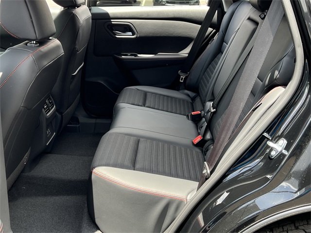 Vehicle image 21 of 28