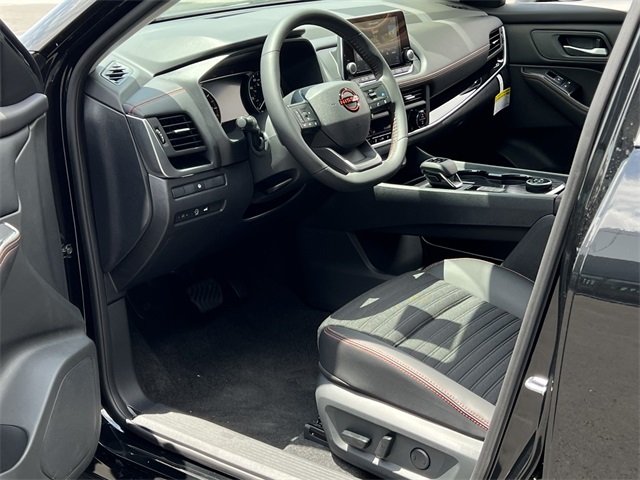 Vehicle image 11 of 28