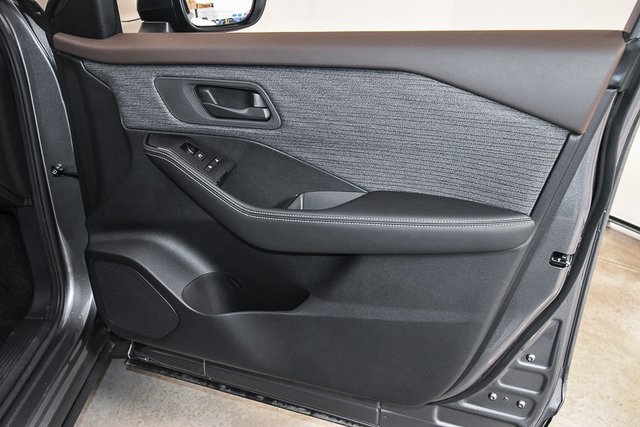 Vehicle image 28 of 44
