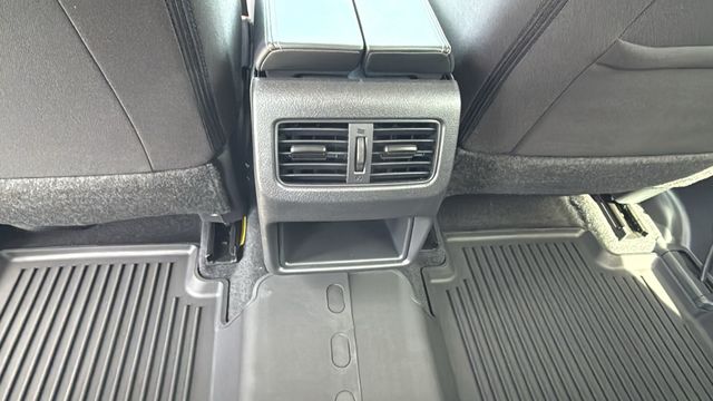 Vehicle image 25 of 30