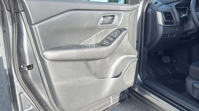 Vehicle image 23 of 30