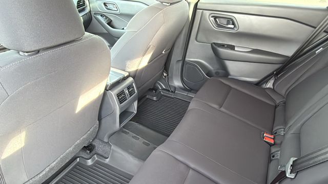 Vehicle image 24 of 30