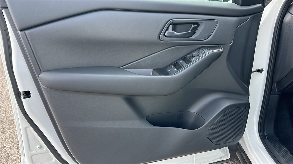 Vehicle image 23 of 30