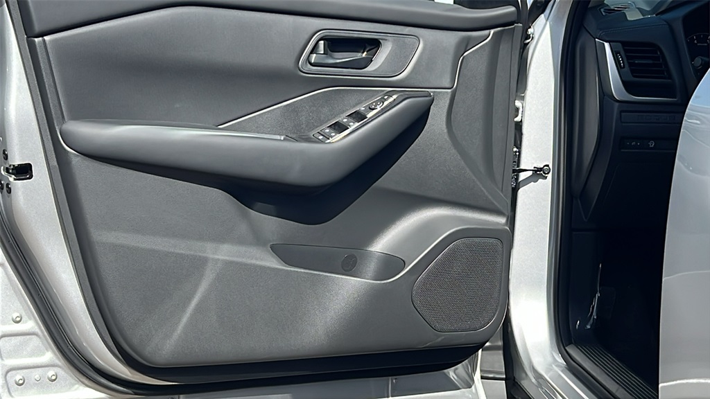Vehicle image 23 of 30