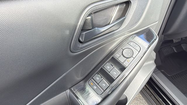 Vehicle image 21 of 36
