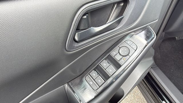 Vehicle image 21 of 36