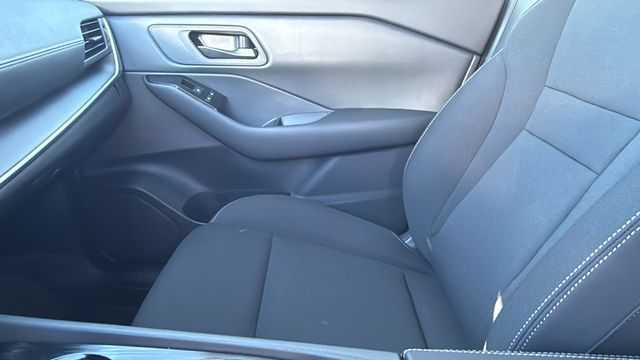 Vehicle image 23 of 35