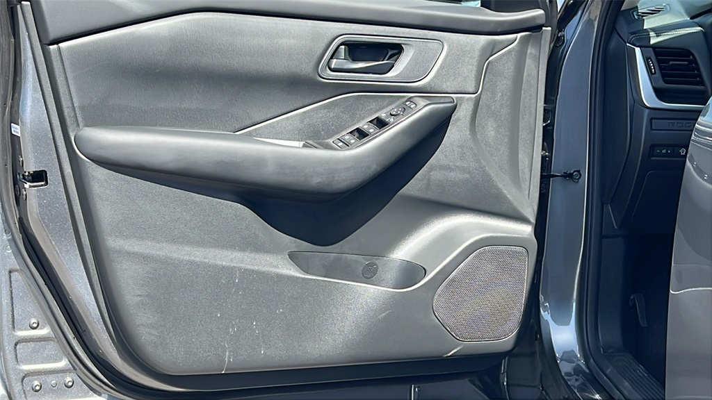 Vehicle image 23 of 30