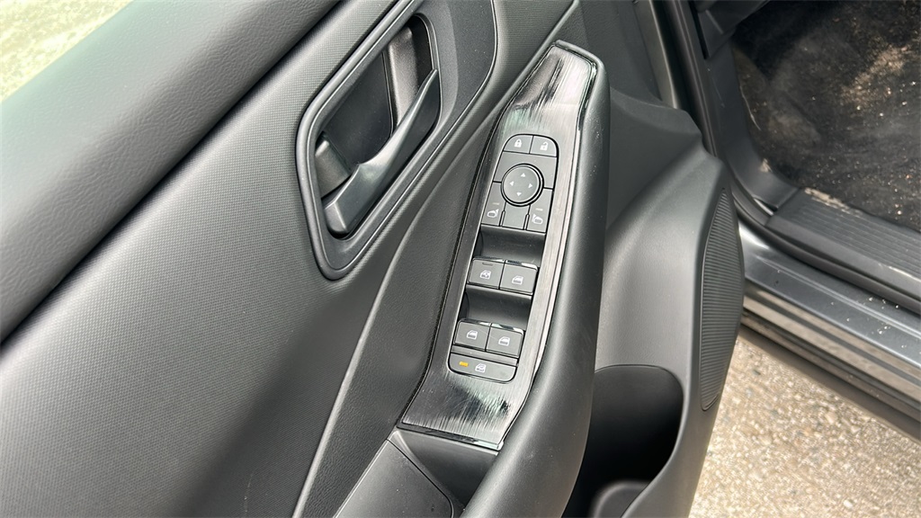 Vehicle image 28 of 30