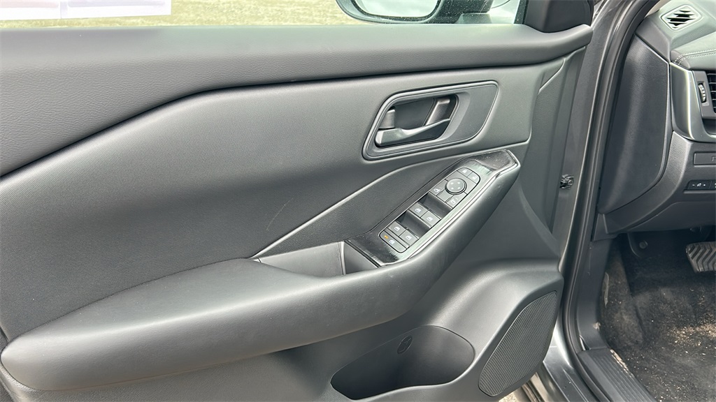 Vehicle image 27 of 30