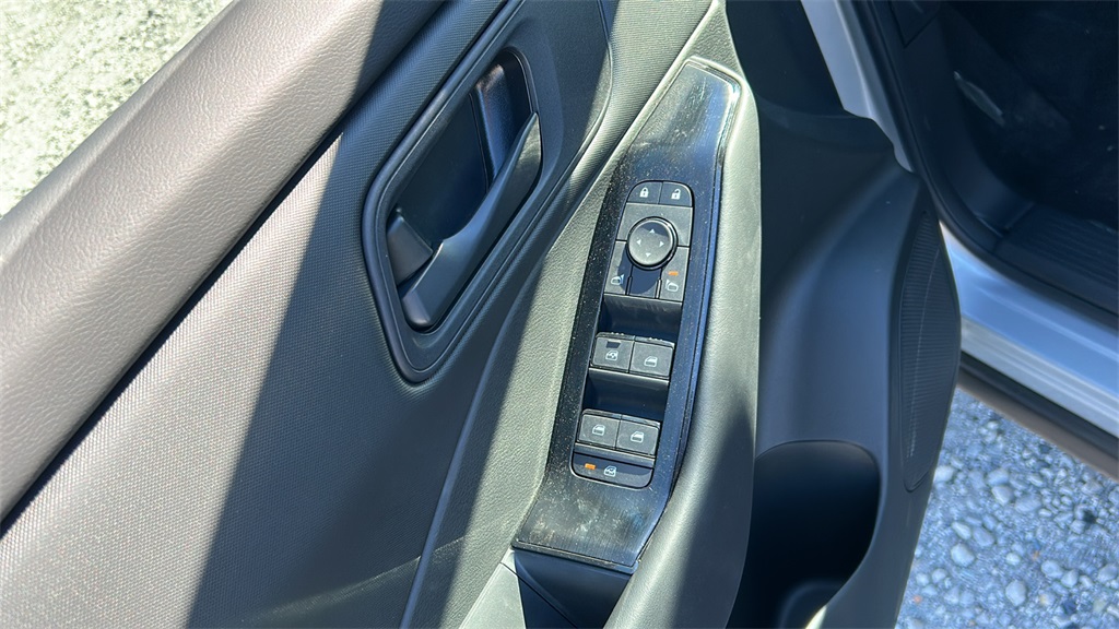 Vehicle image 28 of 30