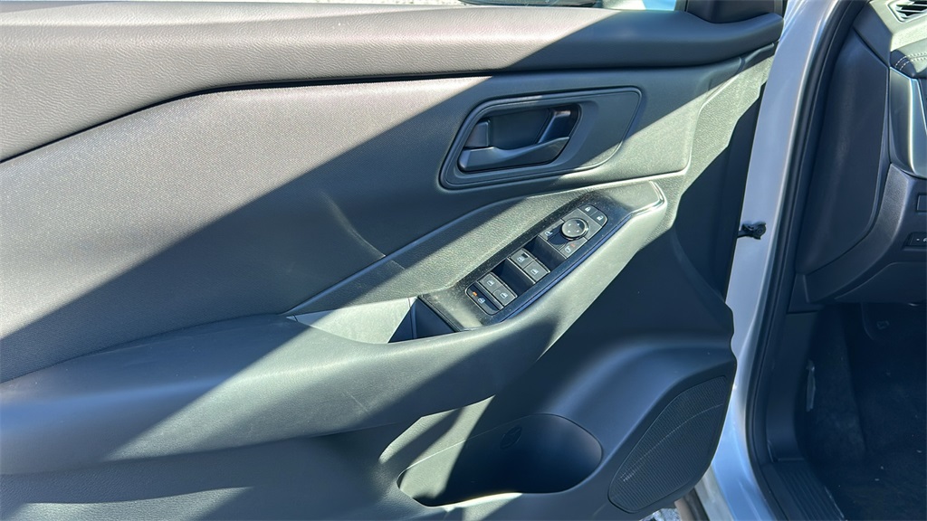 Vehicle image 27 of 30