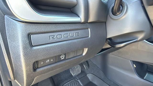 Vehicle image 33 of 35