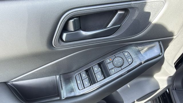 Vehicle image 19 of 34