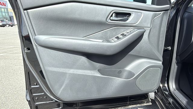 Vehicle image 23 of 30