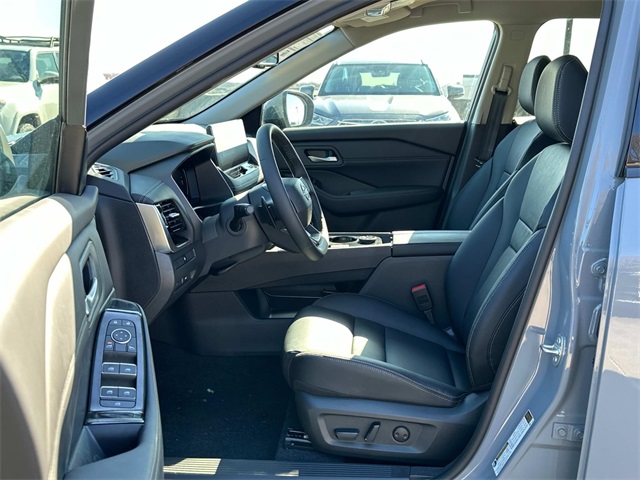 Vehicle image 8 of 18