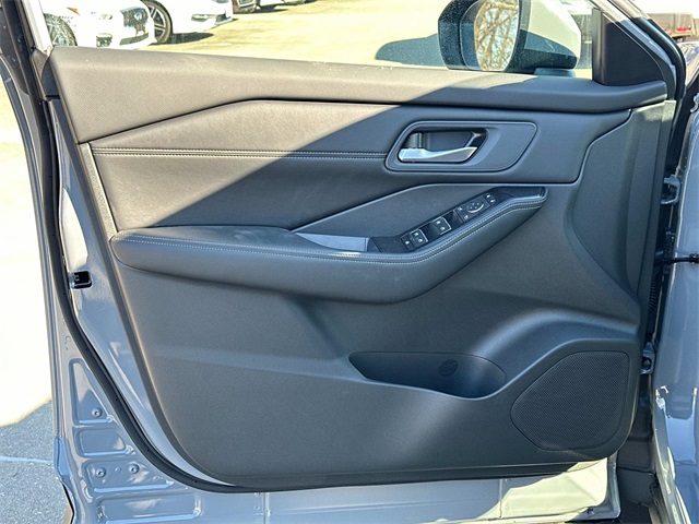 Vehicle image 13 of 18