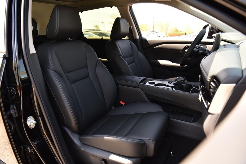 Vehicle image 21 of 28