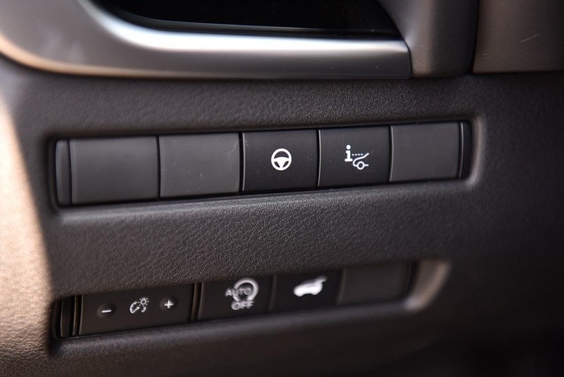Vehicle image 12 of 28