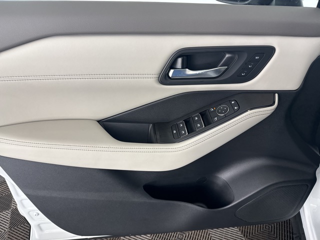 Vehicle image 21 of 27