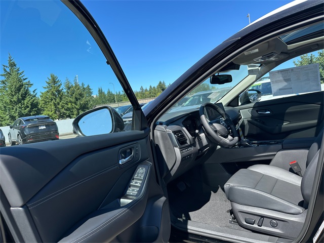Vehicle image 14 of 25