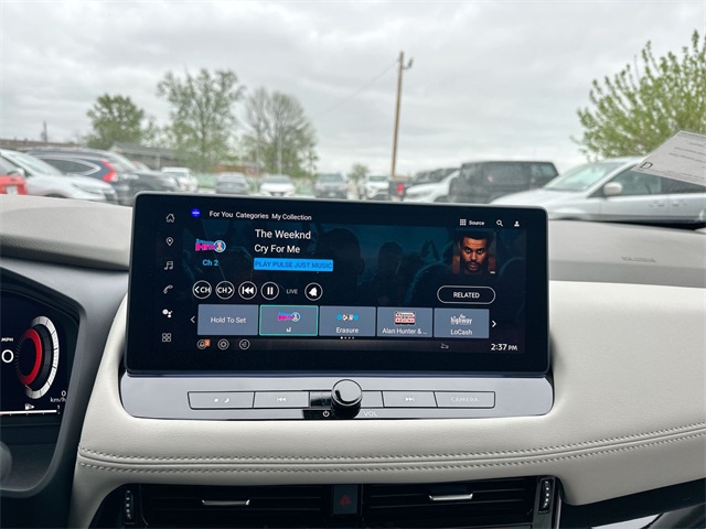 Vehicle image 23 of 32