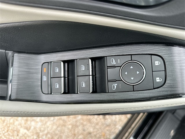 Vehicle image 21 of 32