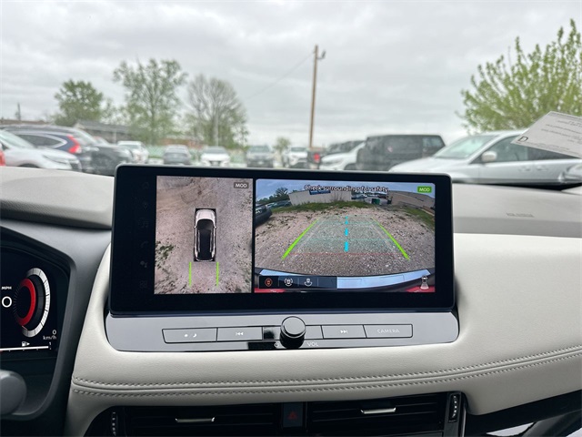Vehicle image 24 of 32