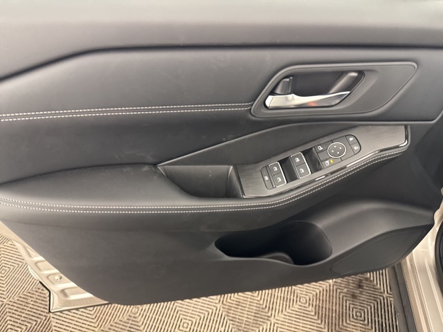 Vehicle image 17 of 27