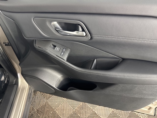 Vehicle image 18 of 27