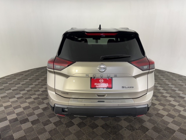 Vehicle image 4 of 27