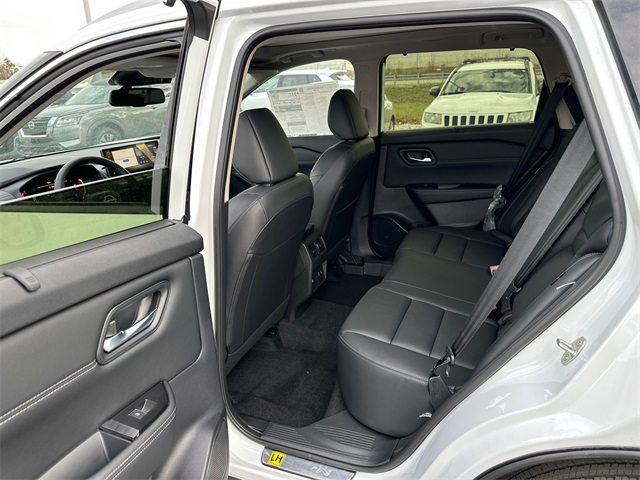 Vehicle image 14 of 43