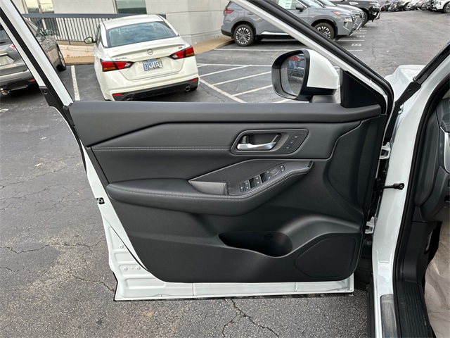 Vehicle image 34 of 43