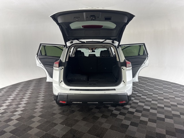 Vehicle image 16 of 28