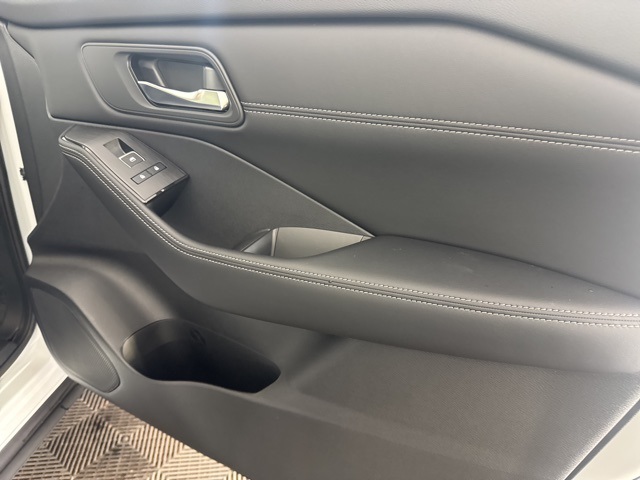 Vehicle image 18 of 28