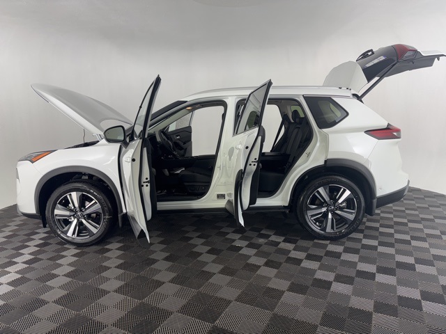 Vehicle image 13 of 28
