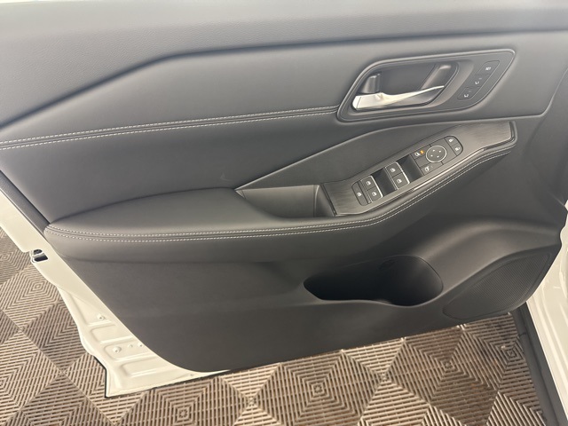 Vehicle image 17 of 28
