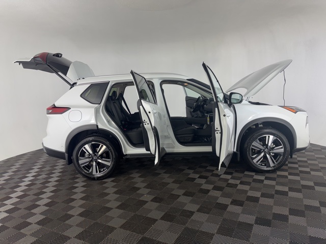 Vehicle image 14 of 28