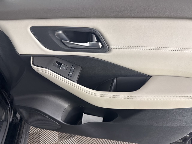 Vehicle image 17 of 27