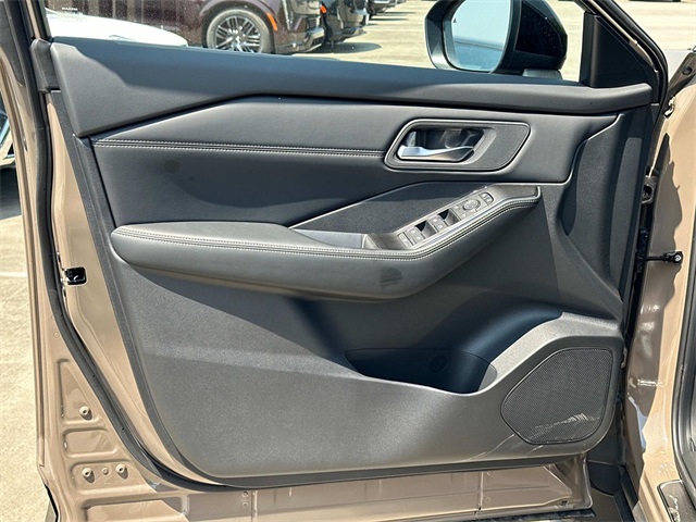 Vehicle image 14 of 18